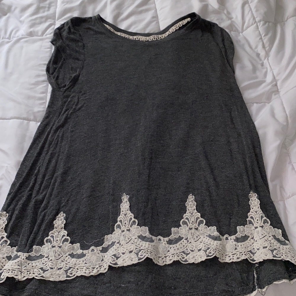 Gray wavy shirt.